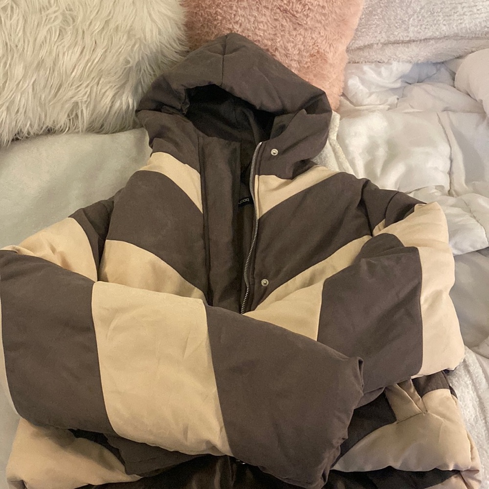 large cropped puffer jacket from BooHoo, brown and cream stripe brand new no tag